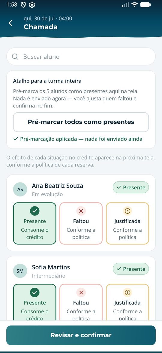 Chamada no aplicativo do professor, com presente, falta e falta justificada para cada aluno — dados de demonstração